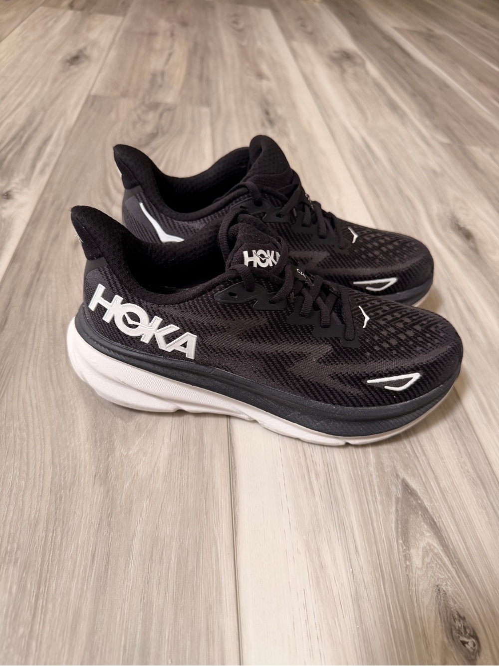 HOKA Clifton 9 Black White Running Shoes Women’s Size 7.5B EU 39⅓
